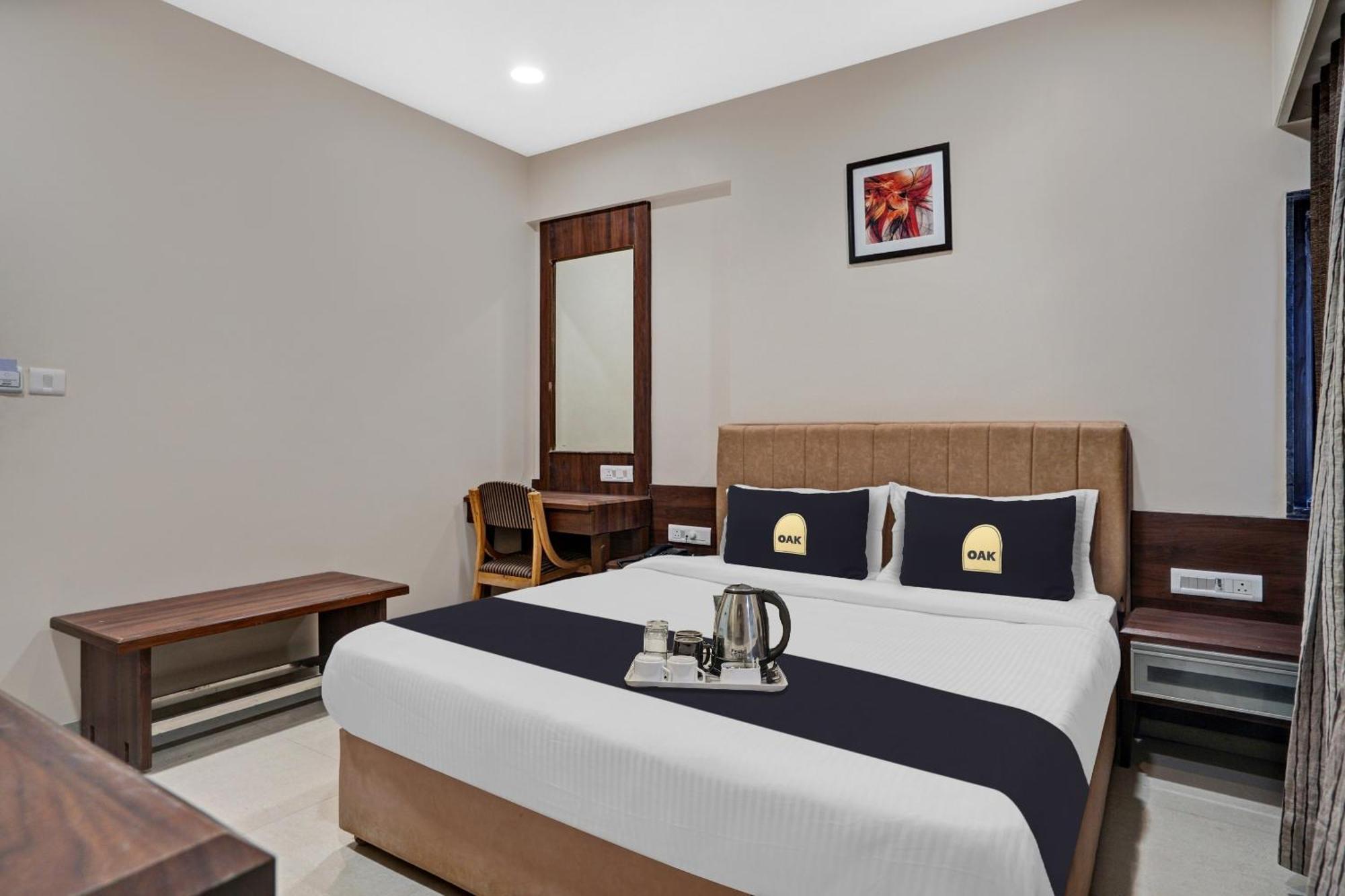 Clubhouse Hotel Raajpath Вадодара Екстериор снимка