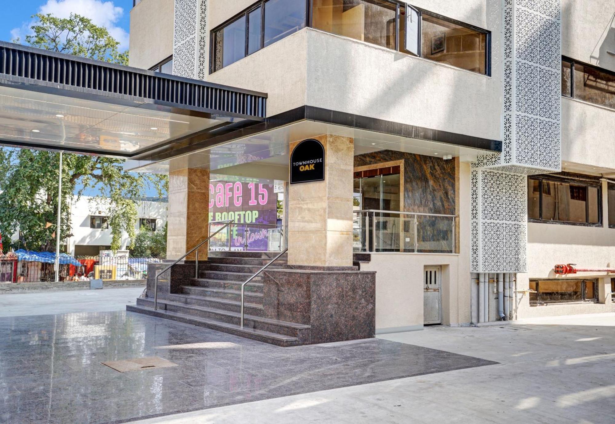 Clubhouse Hotel Raajpath Вадодара Екстериор снимка