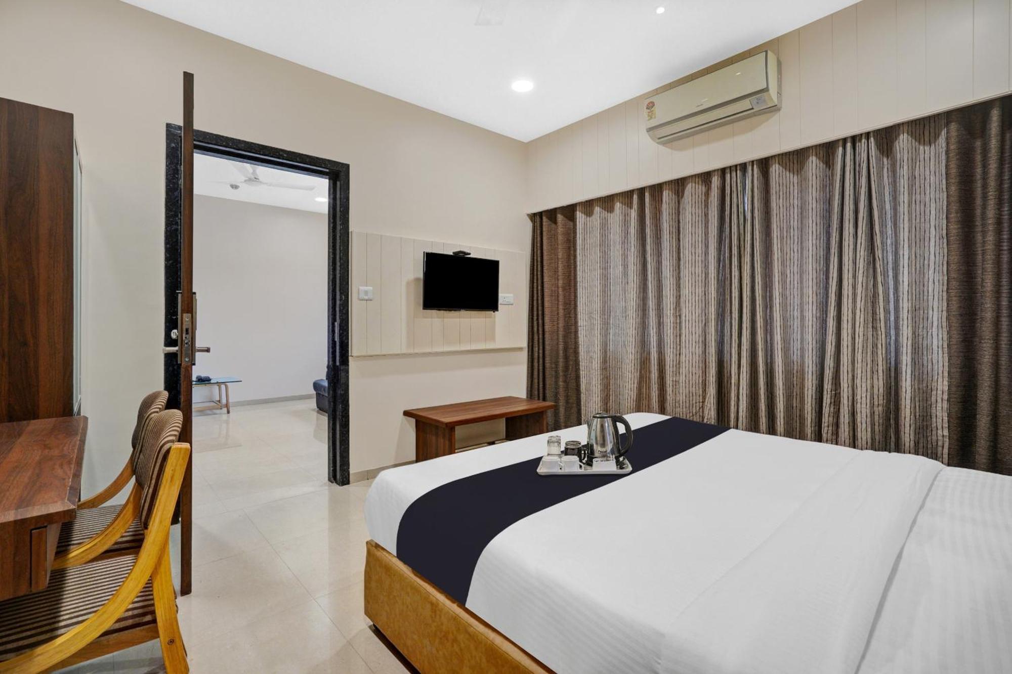 Clubhouse Hotel Raajpath Вадодара Екстериор снимка