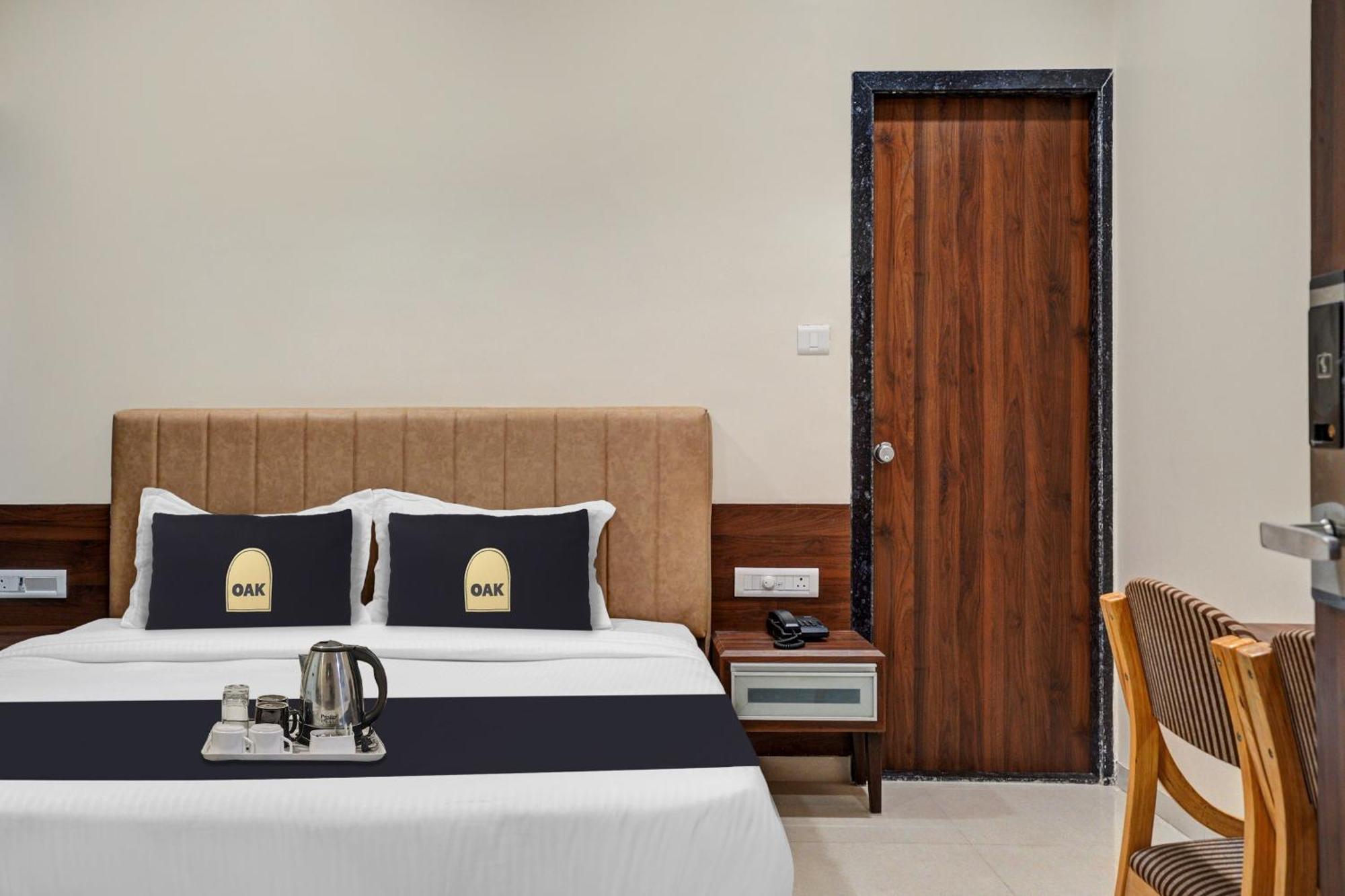 Clubhouse Hotel Raajpath Вадодара Екстериор снимка