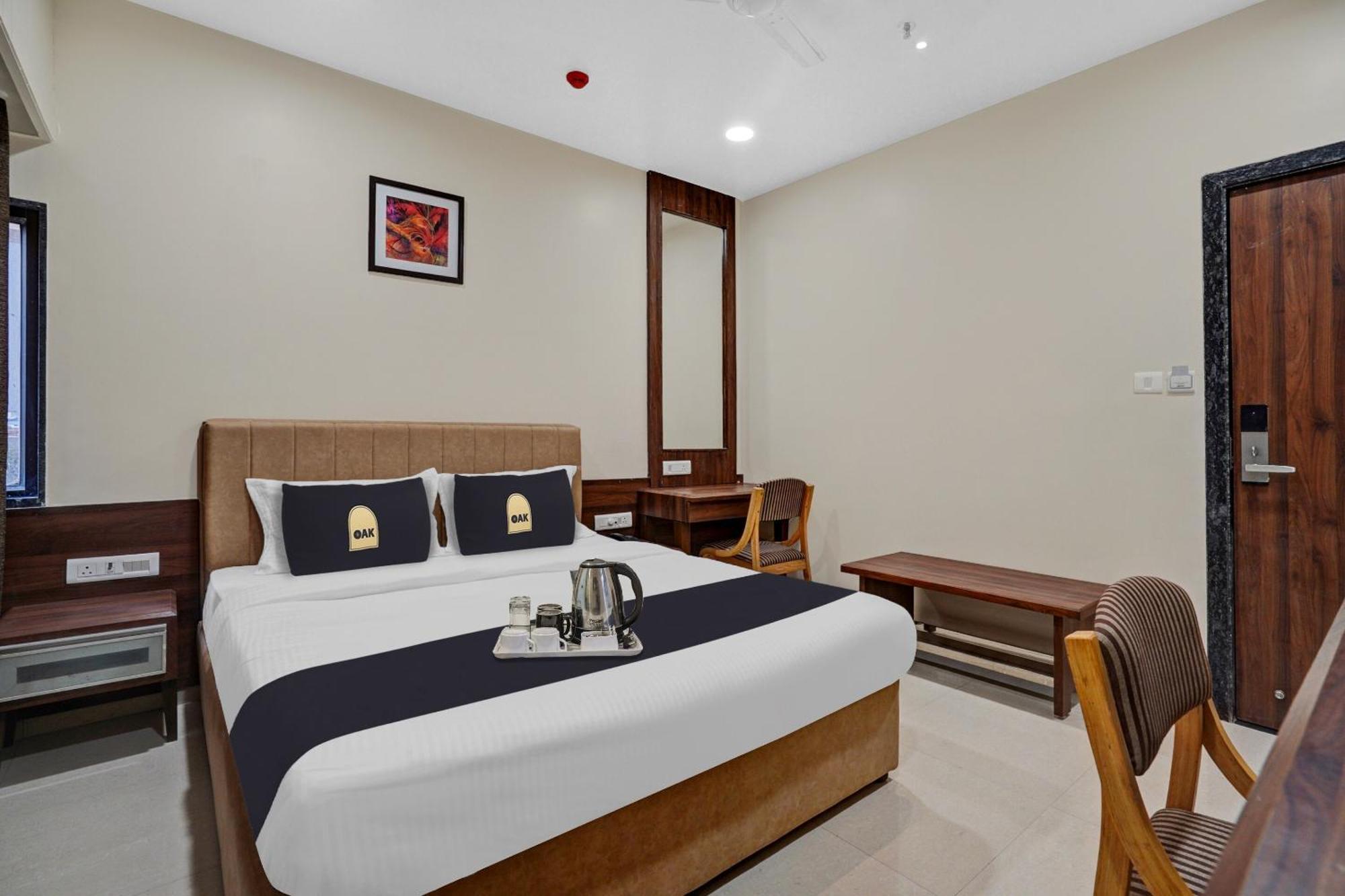 Clubhouse Hotel Raajpath Вадодара Екстериор снимка
