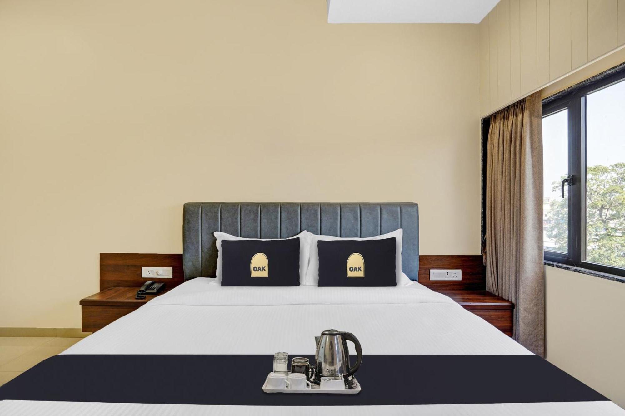 Clubhouse Hotel Raajpath Вадодара Екстериор снимка