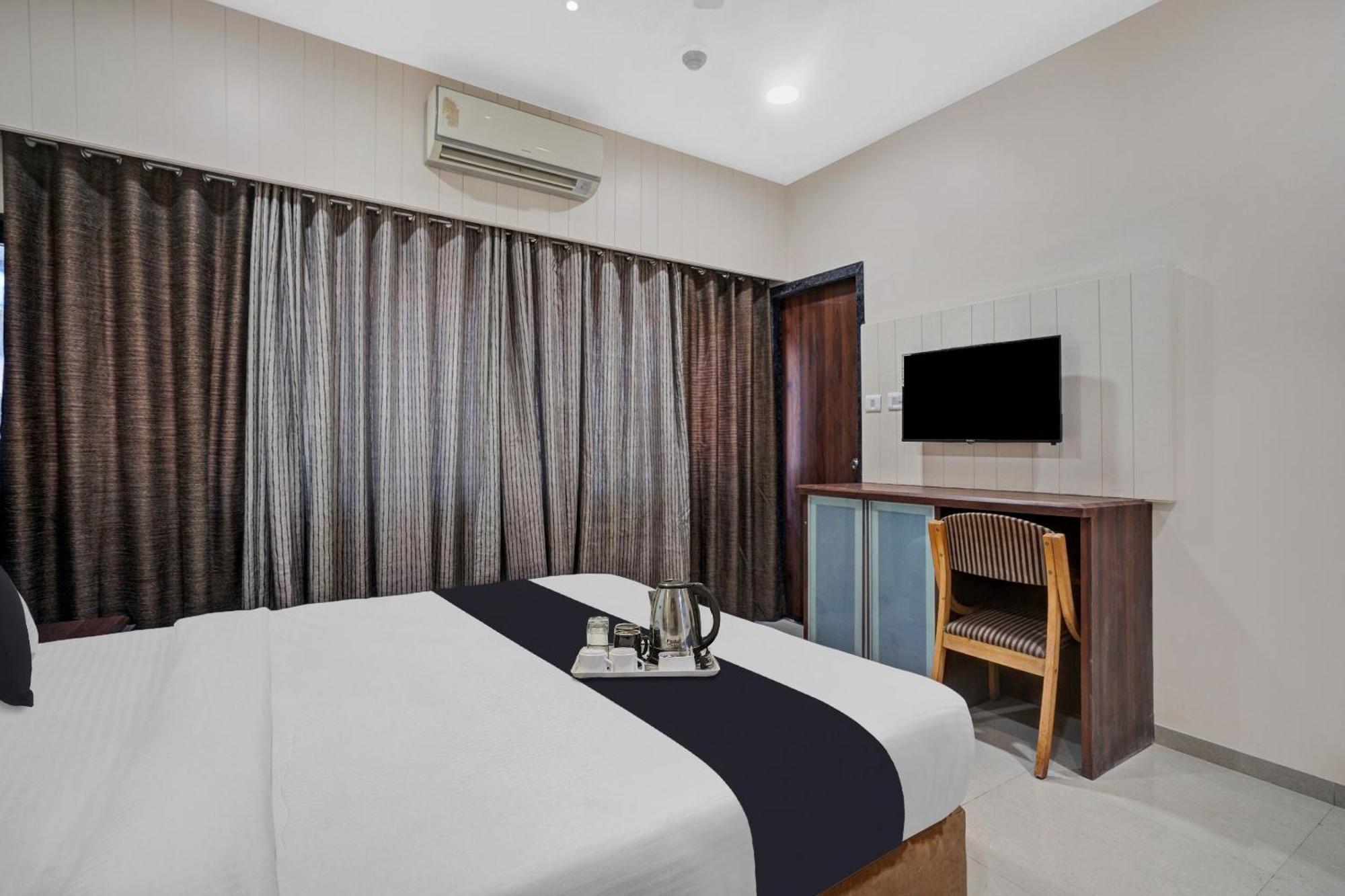 Clubhouse Hotel Raajpath Вадодара Екстериор снимка