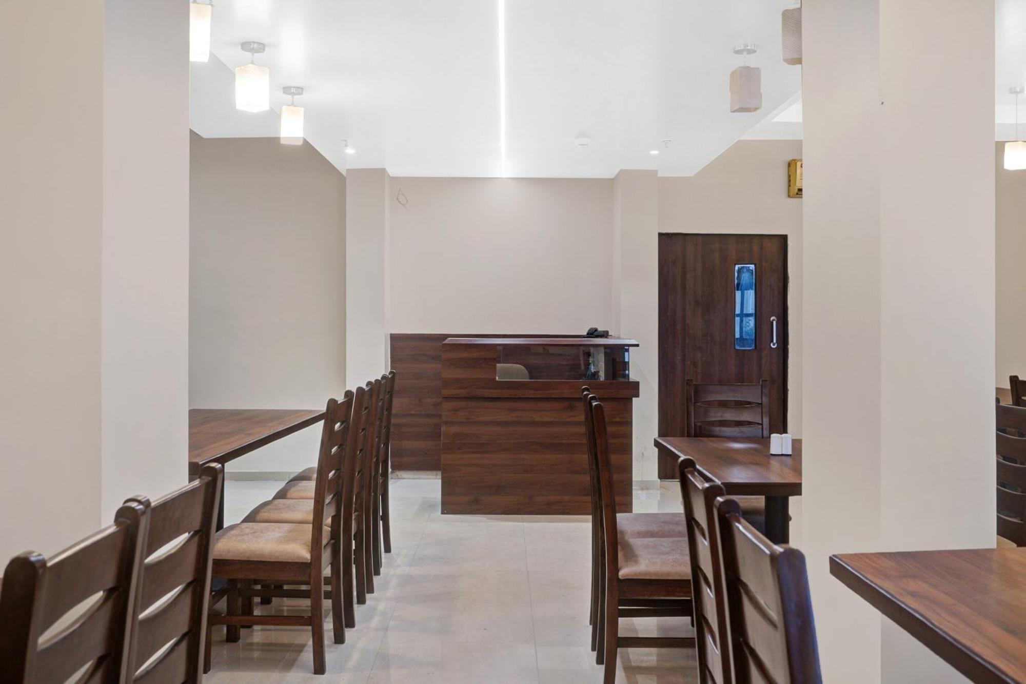 Clubhouse Hotel Raajpath Вадодара Екстериор снимка