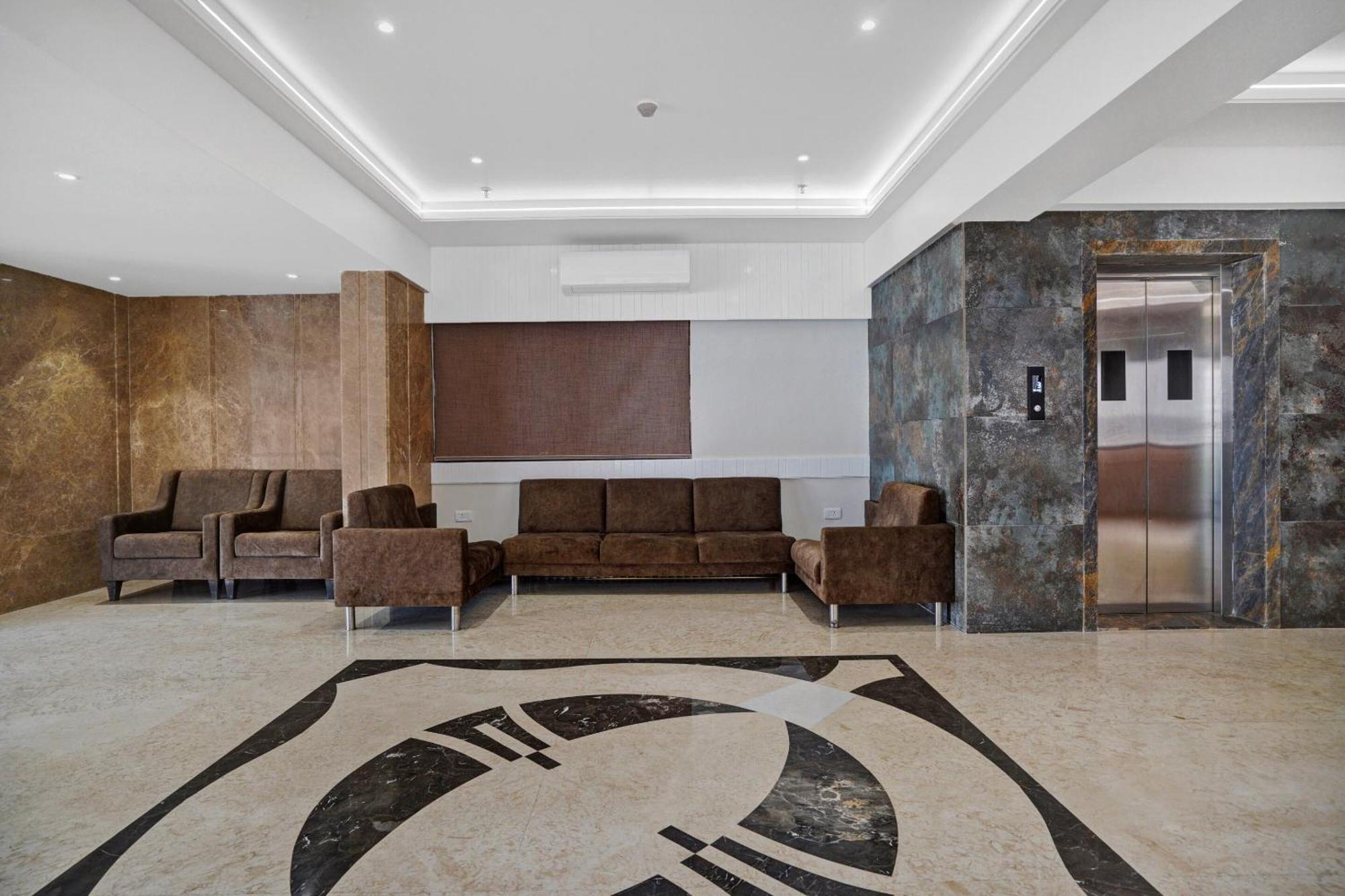Clubhouse Hotel Raajpath Вадодара Екстериор снимка