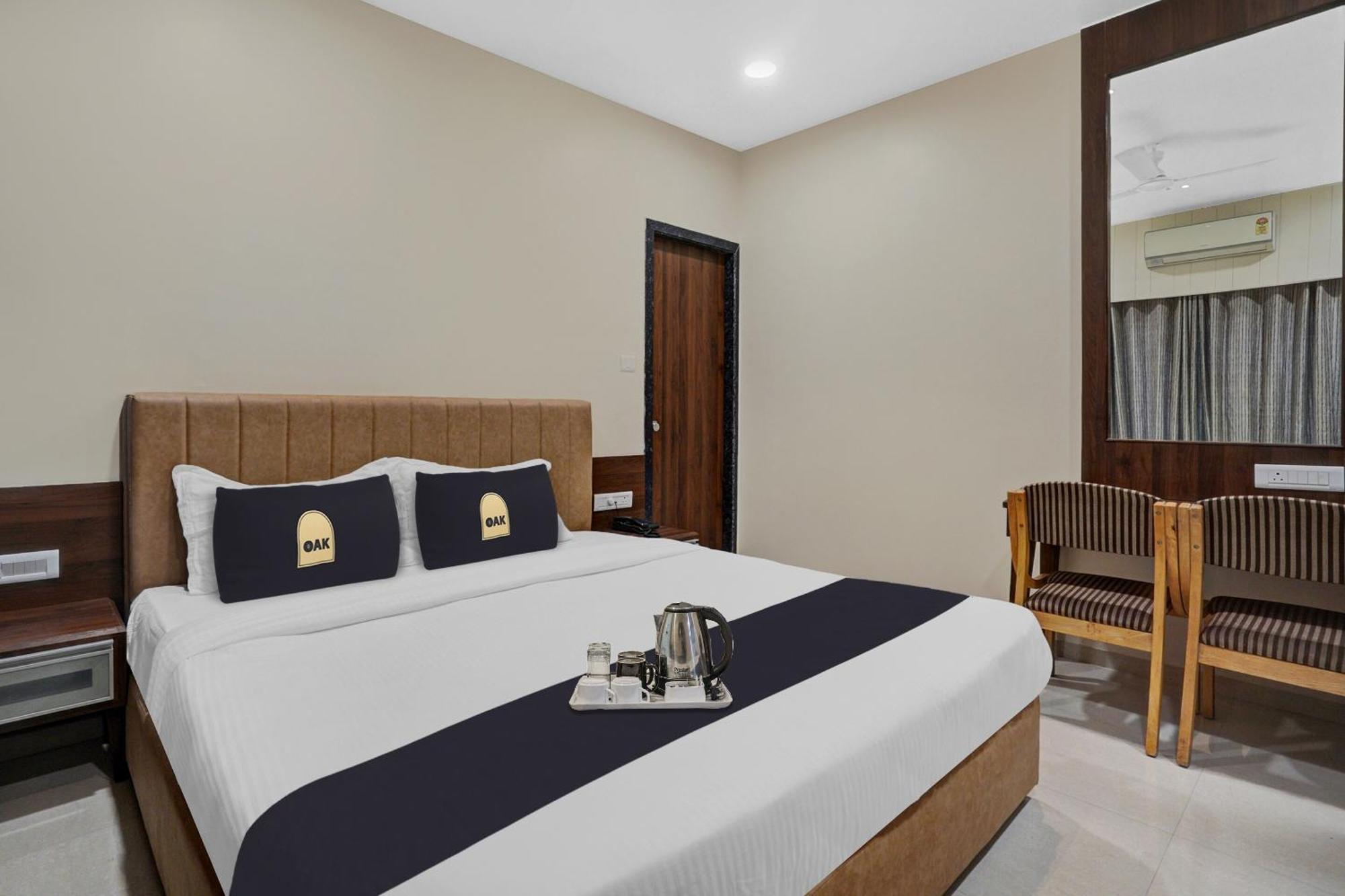 Clubhouse Hotel Raajpath Вадодара Екстериор снимка
