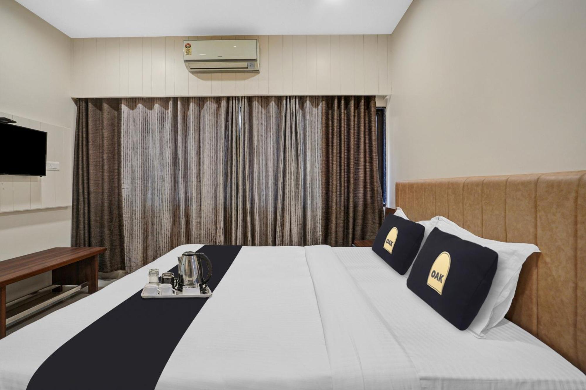 Clubhouse Hotel Raajpath Вадодара Екстериор снимка