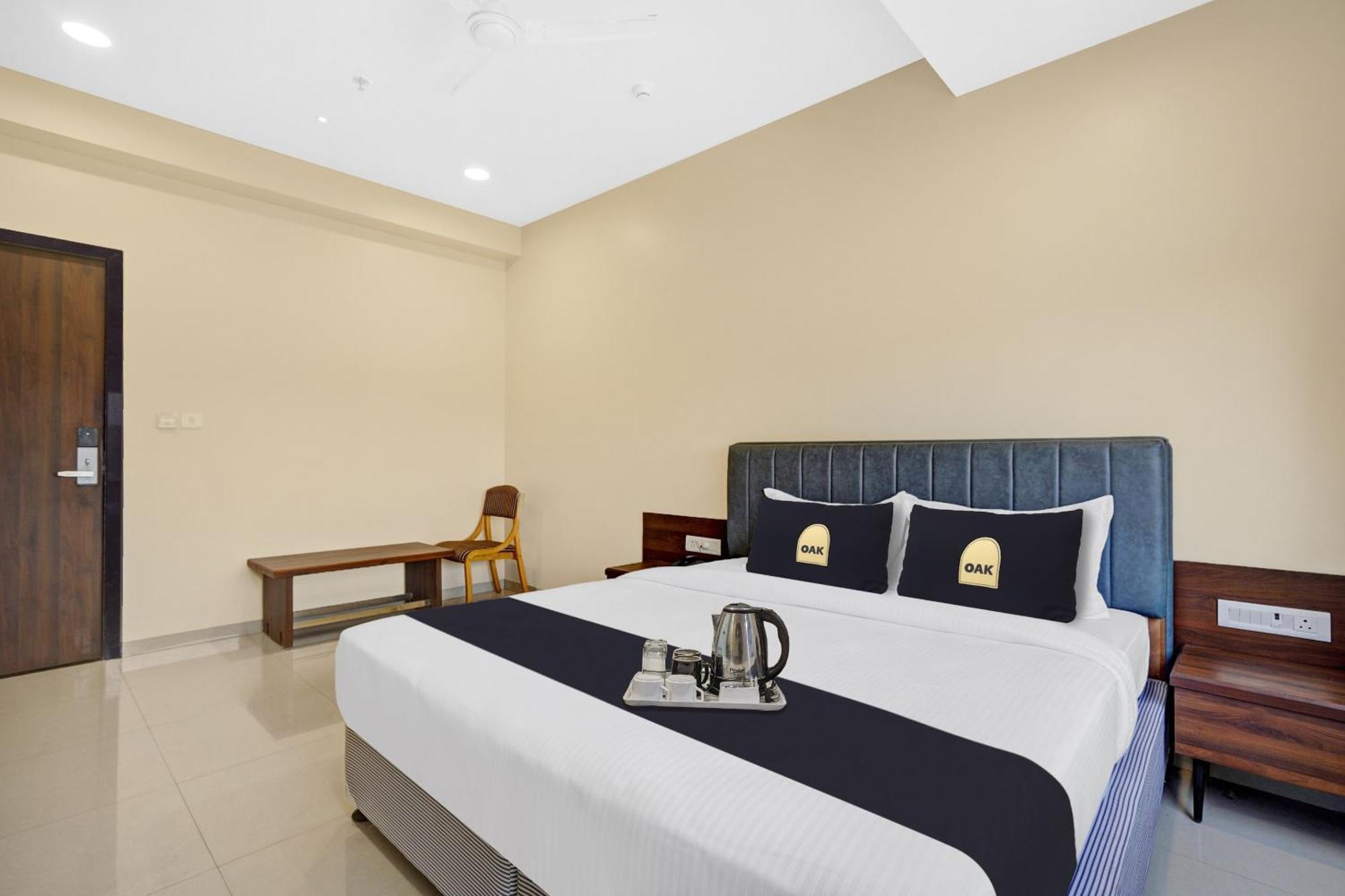 Clubhouse Hotel Raajpath Вадодара Екстериор снимка