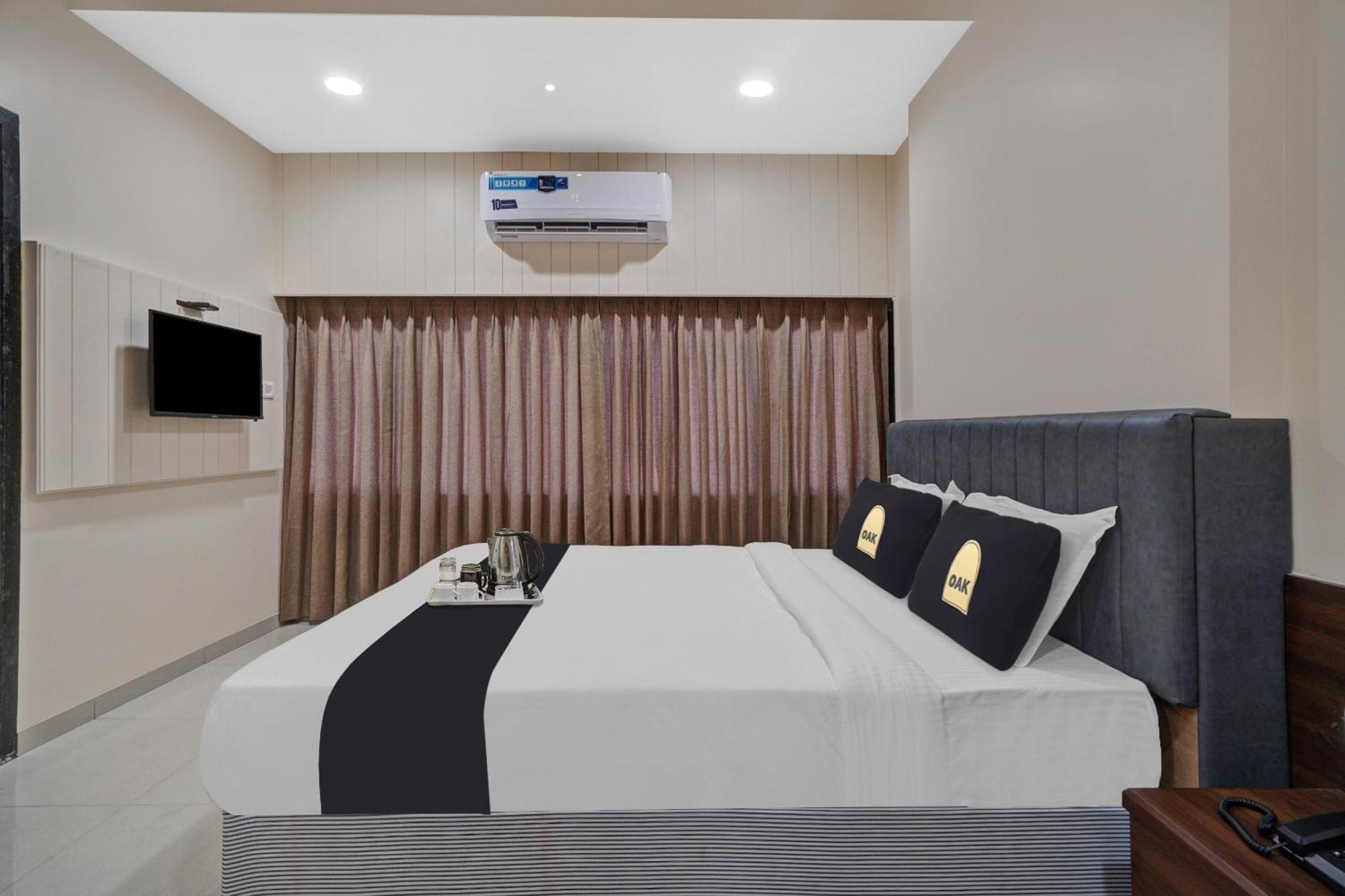 Clubhouse Hotel Raajpath Вадодара Екстериор снимка