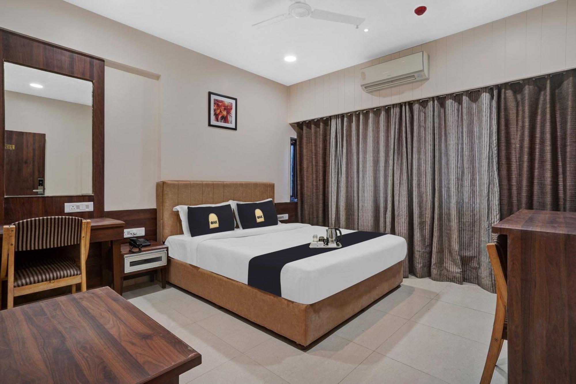 Clubhouse Hotel Raajpath Вадодара Екстериор снимка