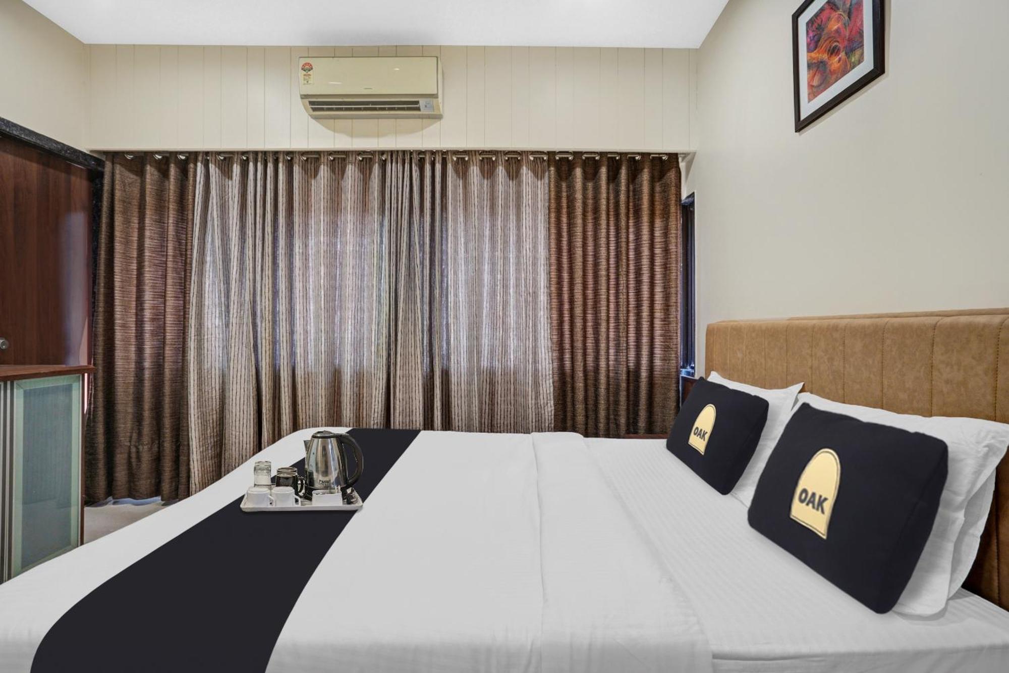 Clubhouse Hotel Raajpath Вадодара Екстериор снимка