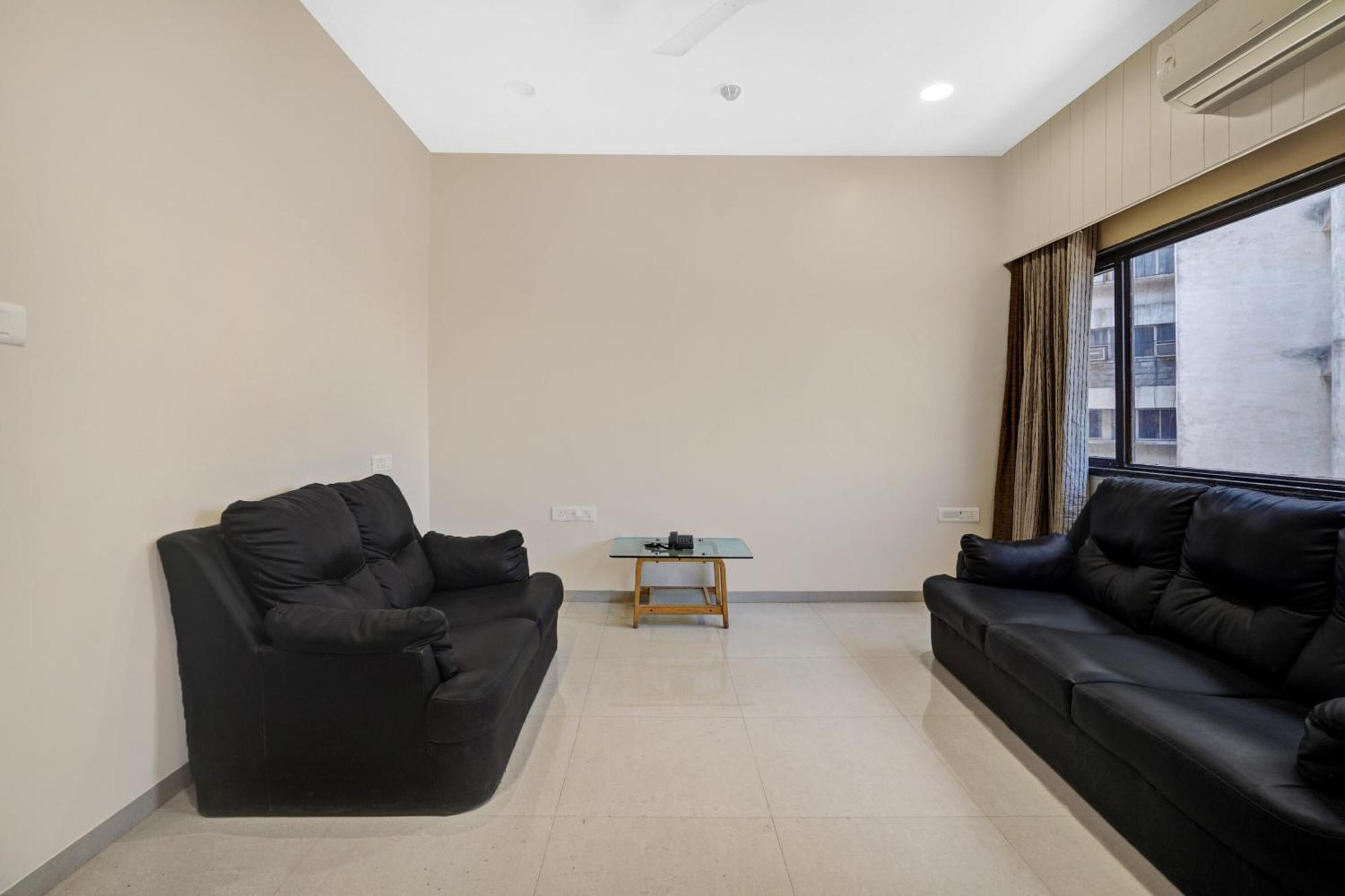 Clubhouse Hotel Raajpath Вадодара Екстериор снимка