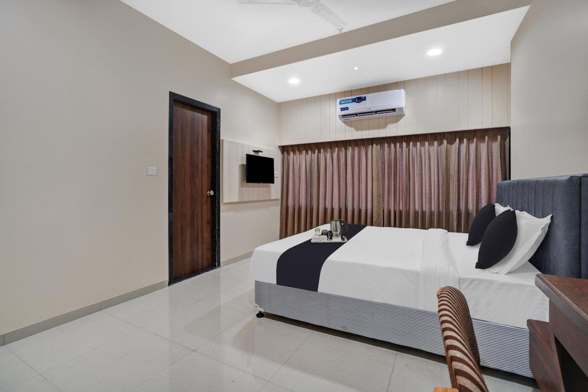 Clubhouse Hotel Raajpath Вадодара Екстериор снимка