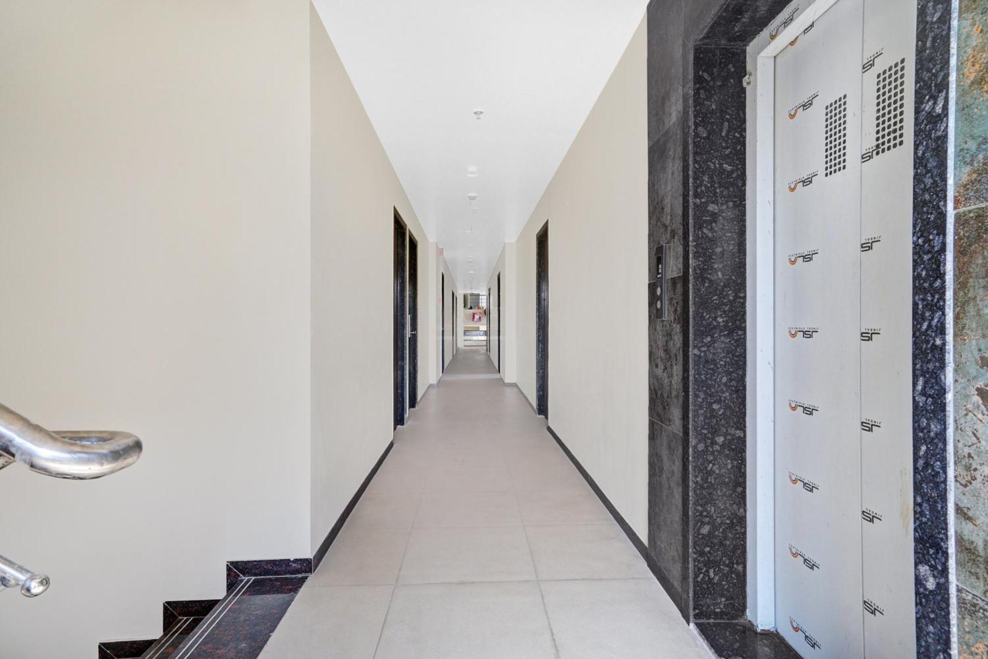 Clubhouse Hotel Raajpath Вадодара Екстериор снимка
