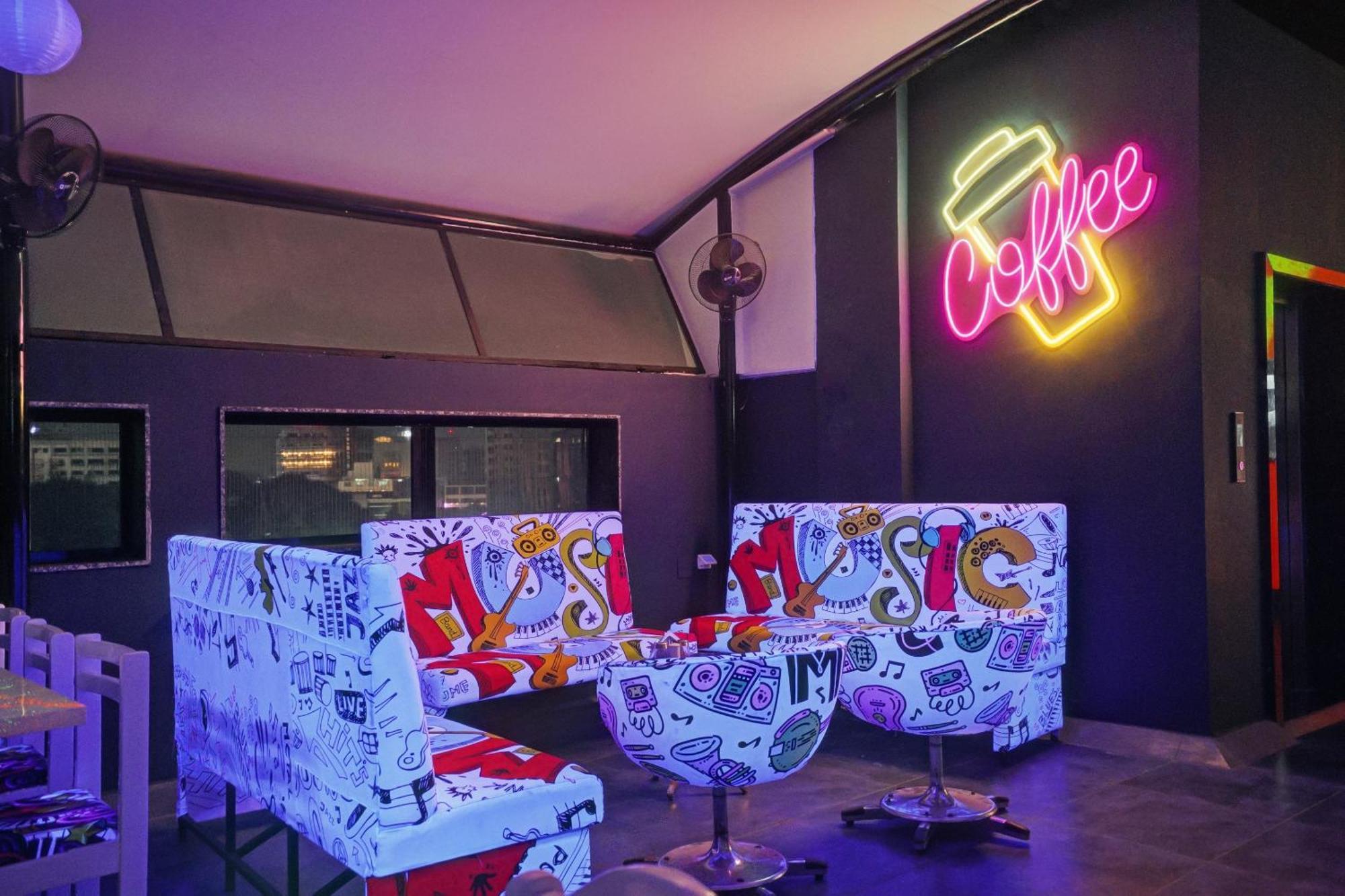 Clubhouse Hotel Raajpath Вадодара Екстериор снимка