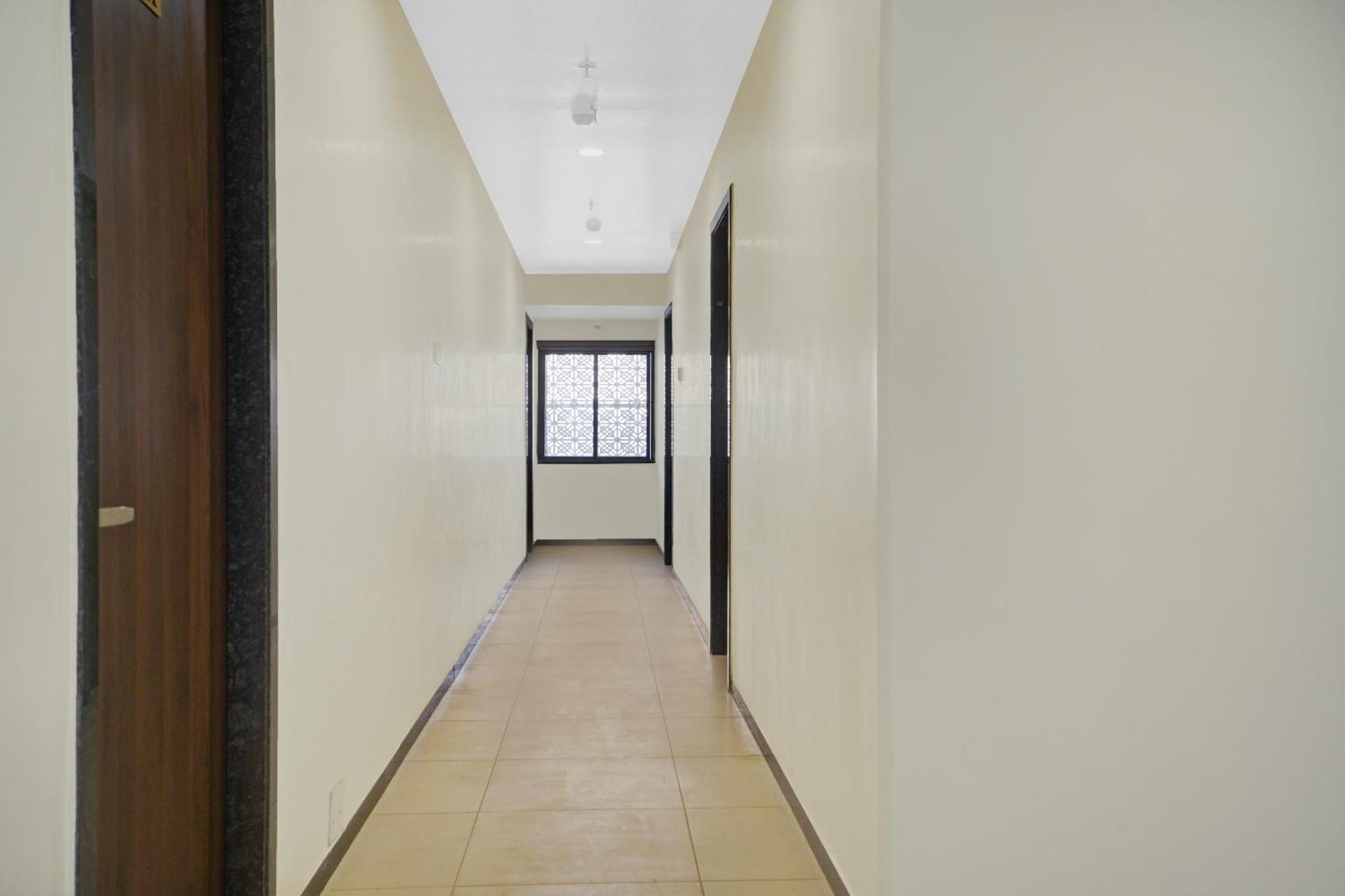 Clubhouse Hotel Raajpath Вадодара Екстериор снимка