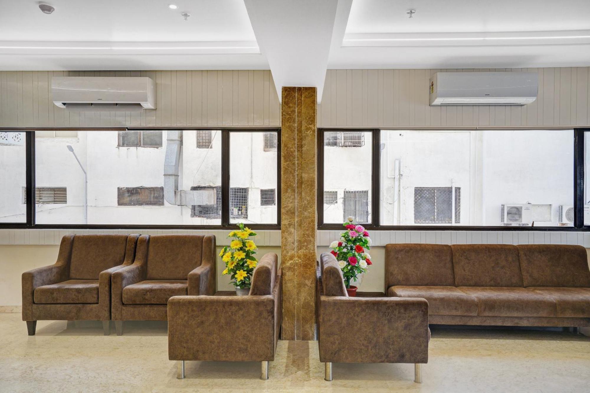 Clubhouse Hotel Raajpath Вадодара Екстериор снимка