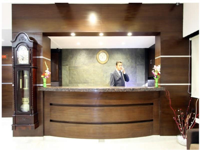 Clubhouse Hotel Raajpath Вадодара Екстериор снимка