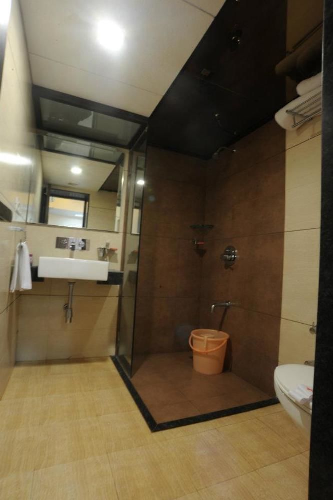 Clubhouse Hotel Raajpath Вадодара Екстериор снимка