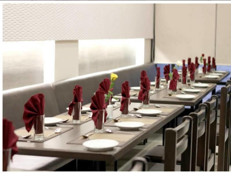 Clubhouse Hotel Raajpath Вадодара Екстериор снимка